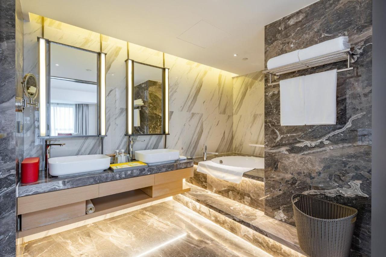 Holiday Inn Shanghai Huaxia By Ihg - Overlooking City Scenery At Sky View Restaurant Exterior photo