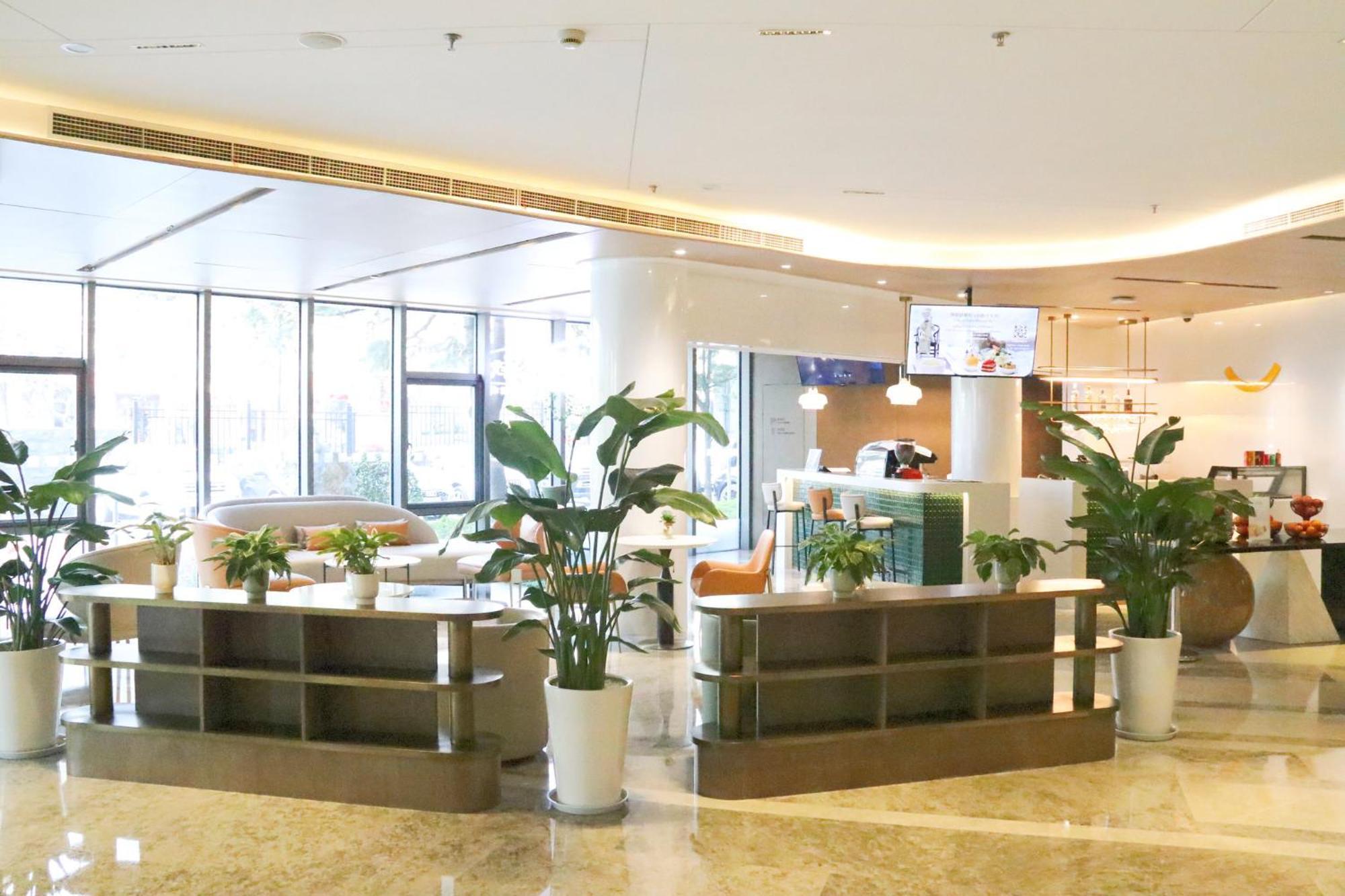 Holiday Inn Shanghai Huaxia By Ihg - Overlooking City Scenery At Sky View Restaurant Exterior photo