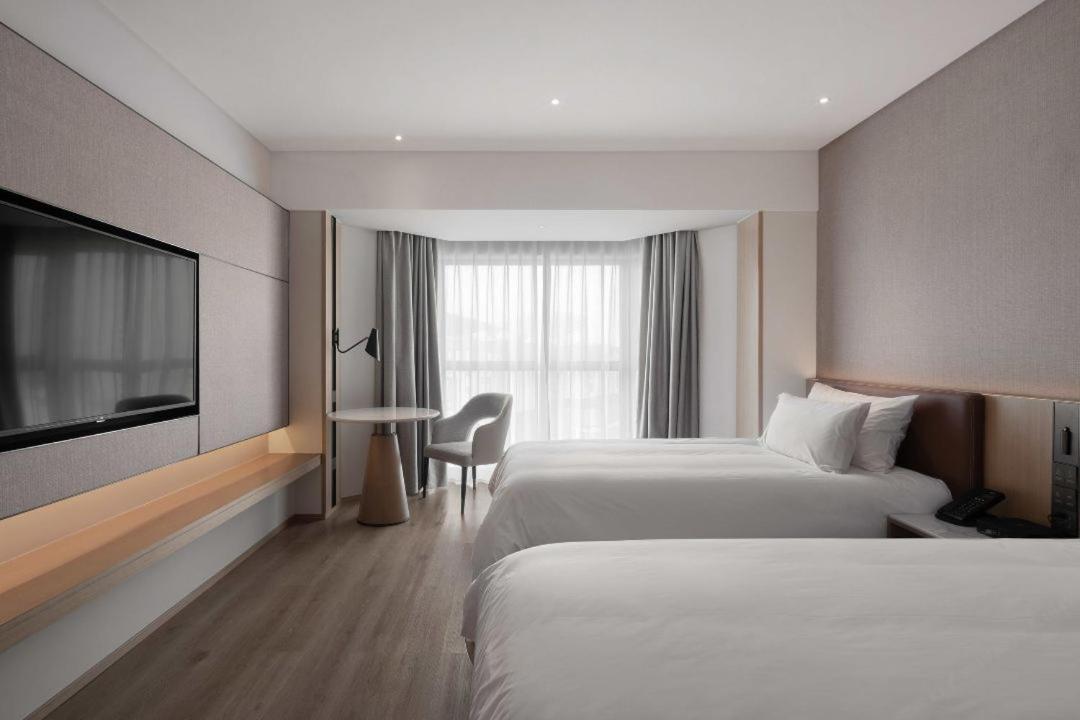 Holiday Inn Shanghai Huaxia By Ihg - Overlooking City Scenery At Sky View Restaurant Exterior photo