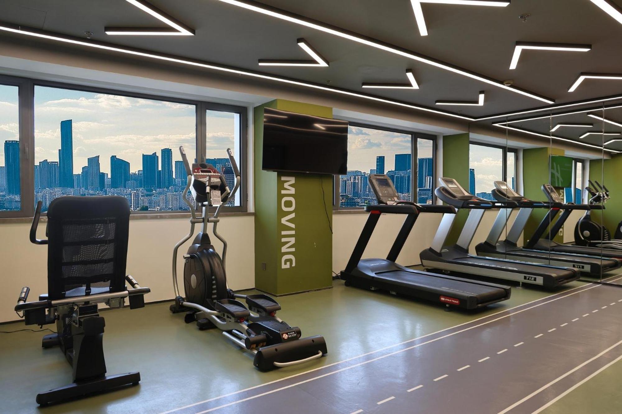 Holiday Inn Shanghai Huaxia By Ihg - Overlooking City Scenery At Sky View Restaurant Exterior photo
